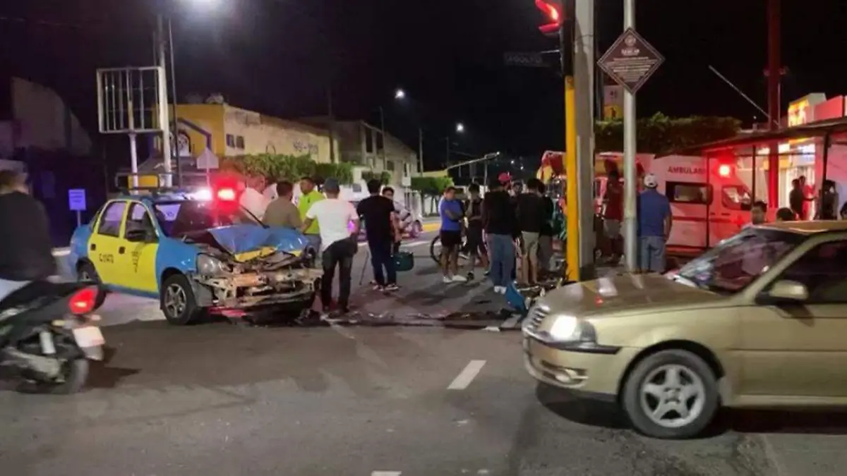 Un accidente automovilístico entre un taxi y una motocicleta que se registró sobre el bulevar Eje Poniente